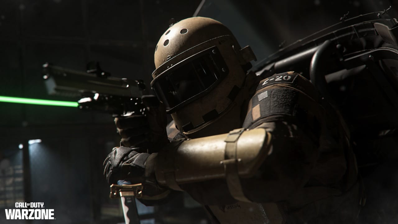 warzone - operador apontando sua arma para o alvo enquanto caminha com sua armadura e capacete