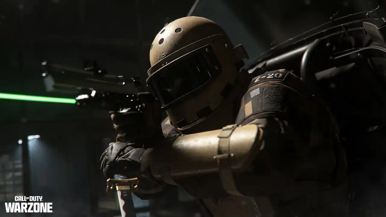 warzone - operador apontando sua arma para o alvo enquanto caminha com sua armadura e capacete