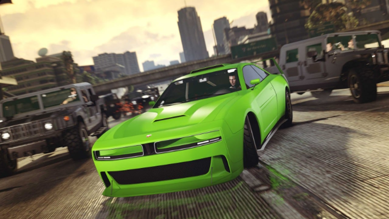 Ferro Velho GTA Online - carro verde tentando fugir das investidas nas ruas de Los Santos