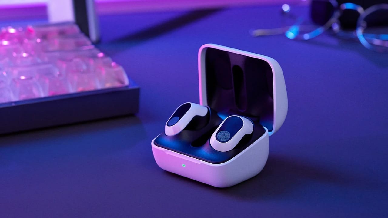 fone de ouvido Inzone Buds com uma case e em um local gamer com estetica roxa