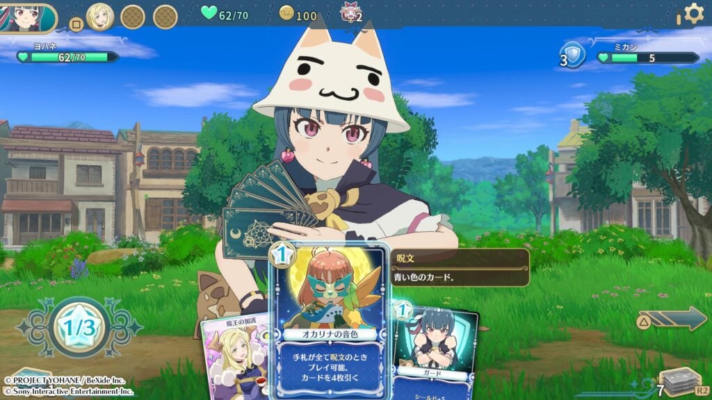Roguelike de PS5 terá crossover com antiga IP da Sony 1 Roguelike de PS5 yohane com o chapéu comemorativo enquanto disputa uma batalha de cartas