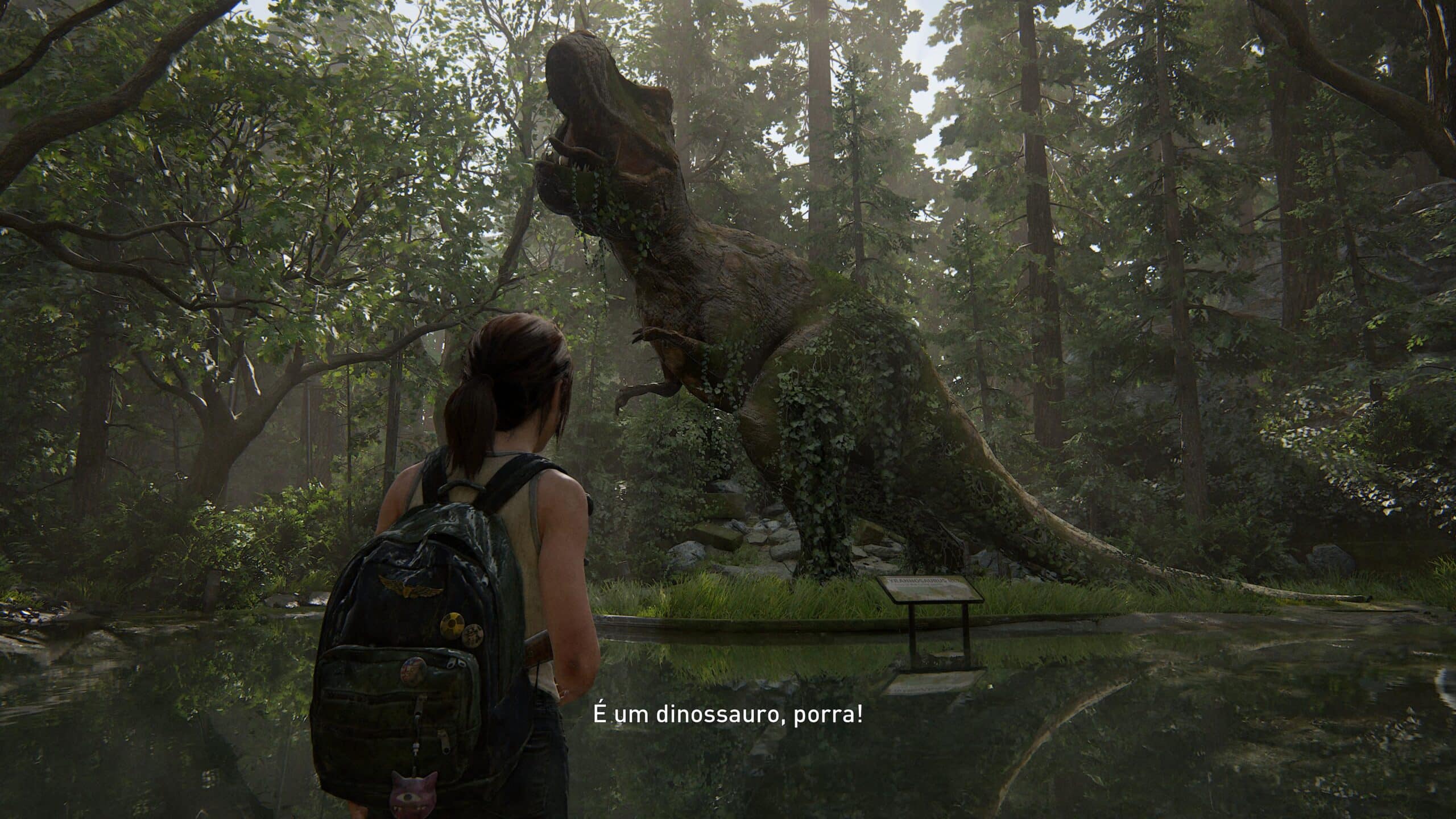 Ellie admirando escultura de Dinossauro em The Last of Us Part II Remastered
