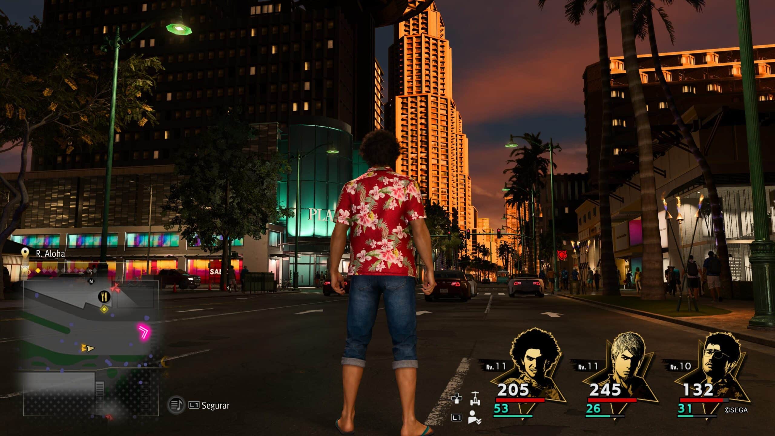 Homem de camisa florida observa prédio no Havaí em Like a Dragon: Infinite Wealth
