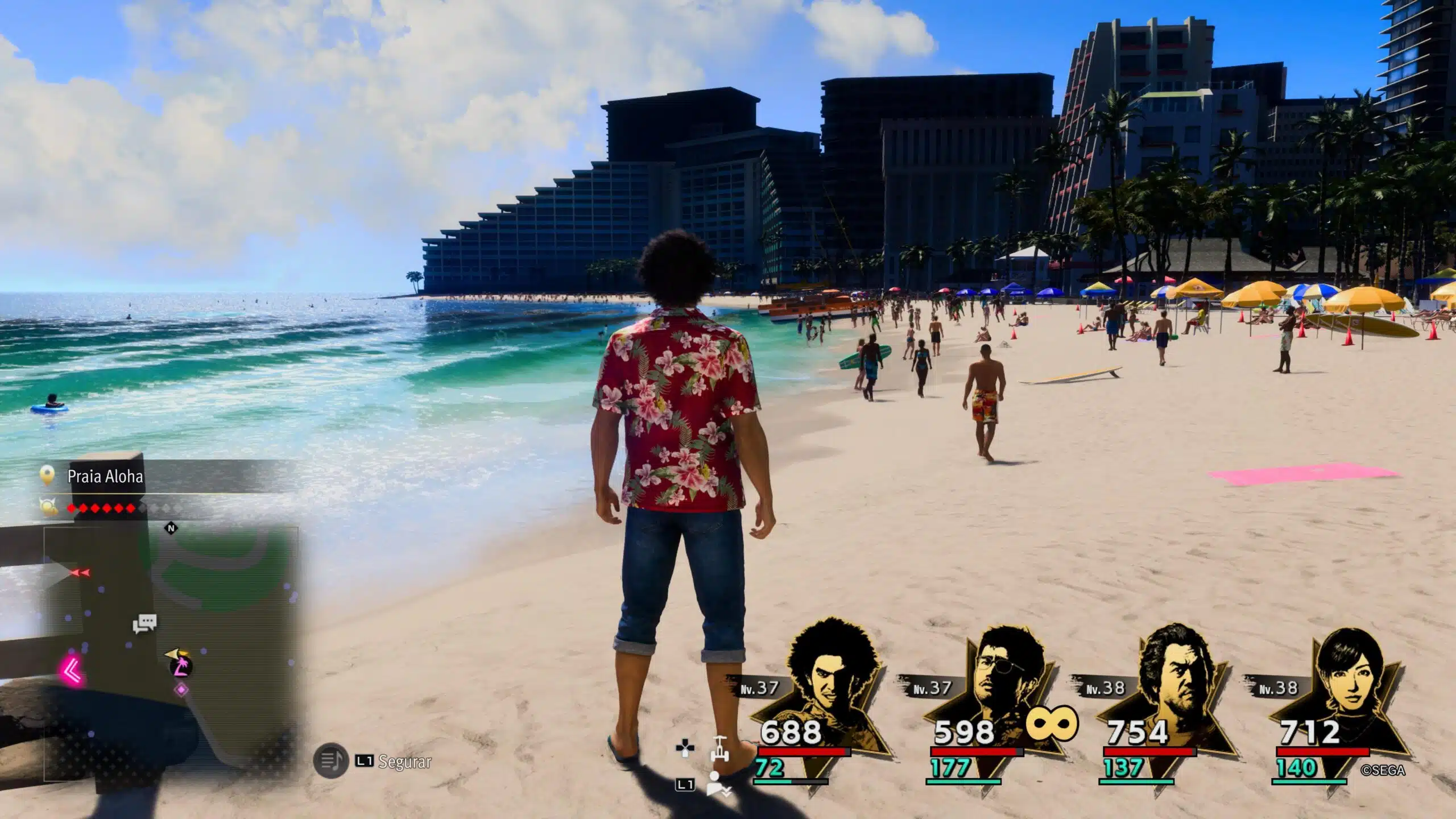 Homem de camisa florida andando na praia em Like a Dragon: Infinite Wealth