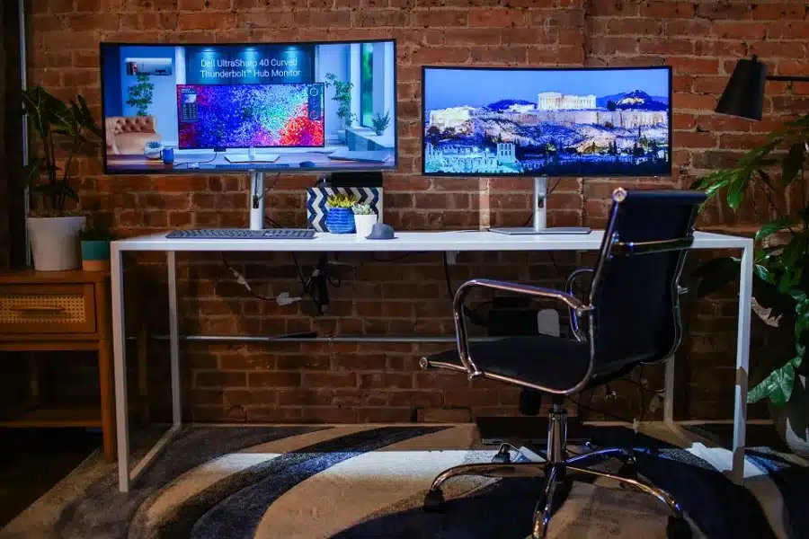 As duas opções de tamanhos do novo monitor lado a lado sobre uma mesa de escritório.