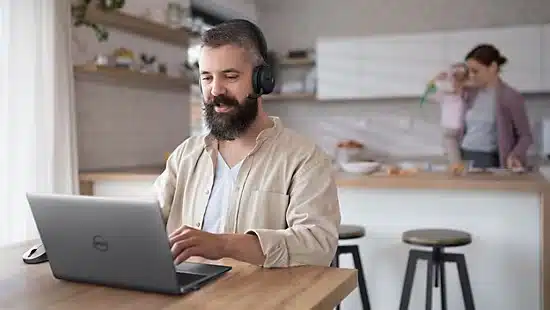 Pessoa aparece usando um dos novos headsets com IA da Dell para trabalhar.
