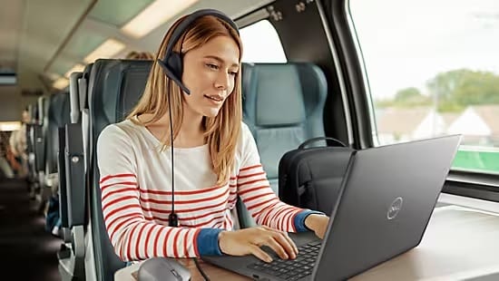 Pessoa usando a versão mais acessível dos novos headsets em seu notebook.