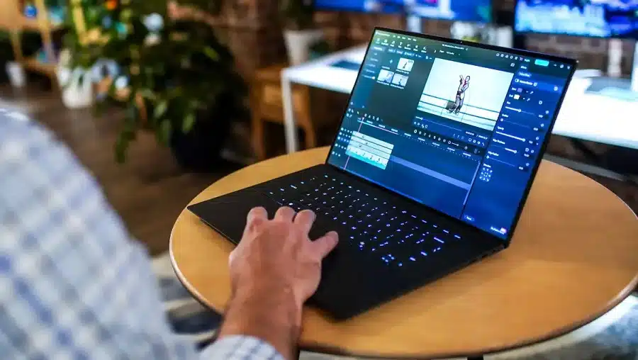 Foto mostra pessoa usando um Dell XPS para trabalhar.