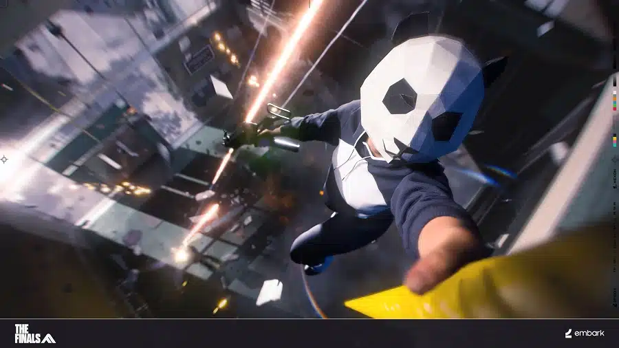 Personagem de The Finals com máscara de panda tirando selfie em meio à destruição.