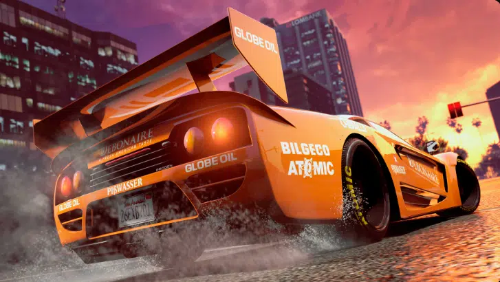 GTA Online - carro com pintura laranja acelerando na cidade com um céu alaranjado ao fundo