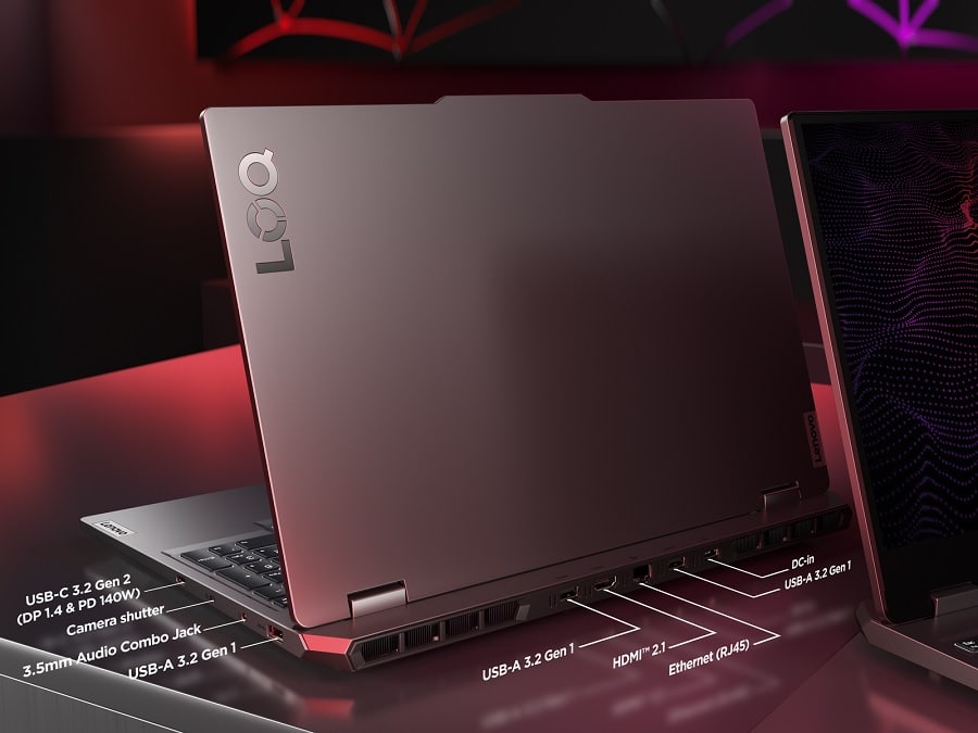 Imagem mostra um Lenovo LOQ de costas, com a logo estampada na tampa. Conexões do notebook são apontadas e detalhadas.