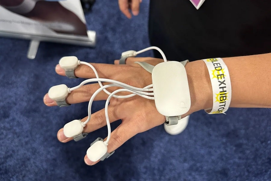 Imagem mostra a mão de uma pessoa testando a PalmPlug One durante a CES 2024.
