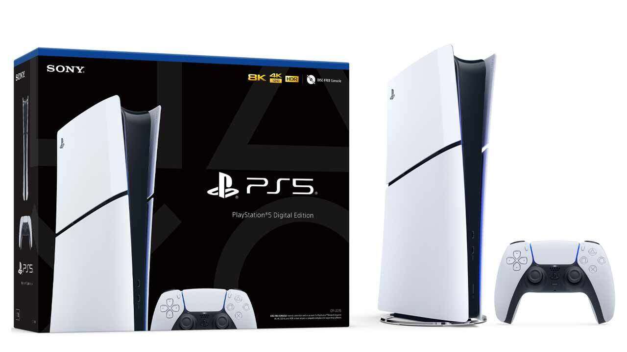 caixa preta do PS5 SLIM no Brasil com um videogame e com um controle ao lado do mesmo videogame branco e do mesmo controle branco