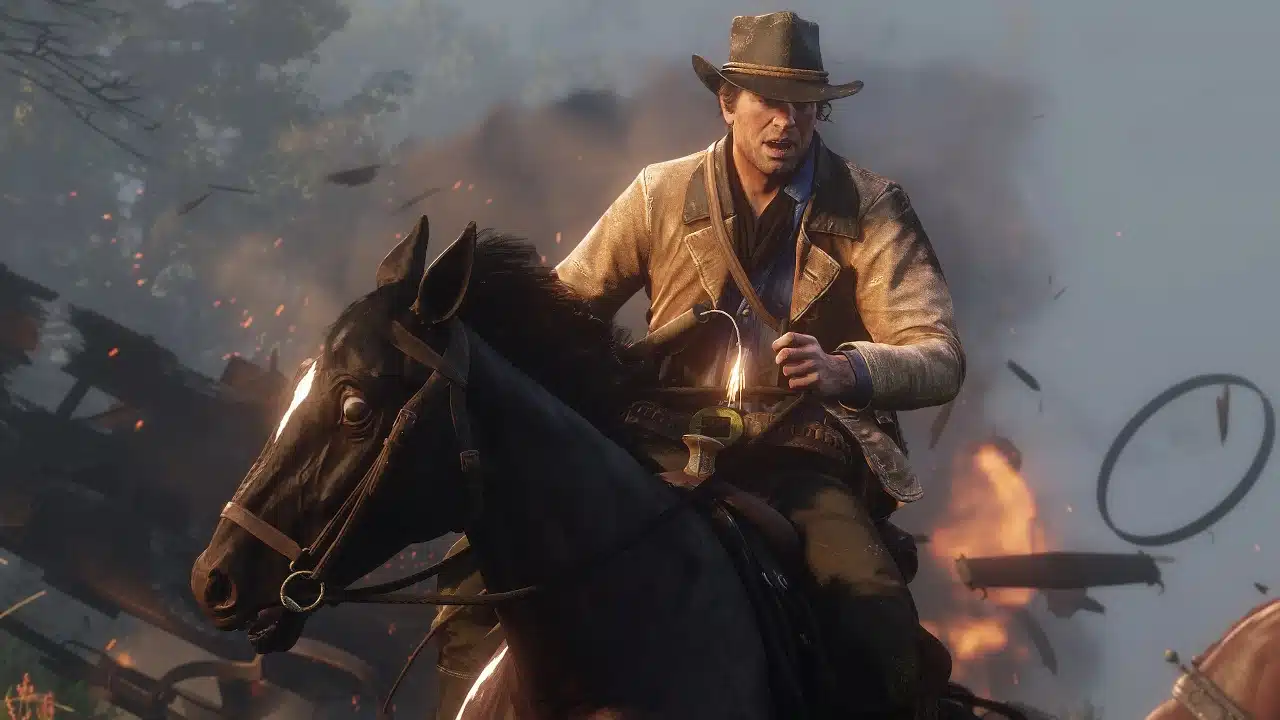 Arthur Morgam montado em seu cavalo preto, fugindo de uma explosão no game Red Dead Redemption 2