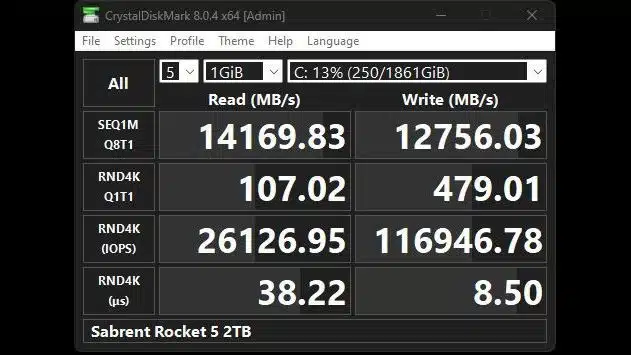 Imagem mostra resultados de benchmark para o novo SSD Rocket 5 de 2TB da Sabrent.