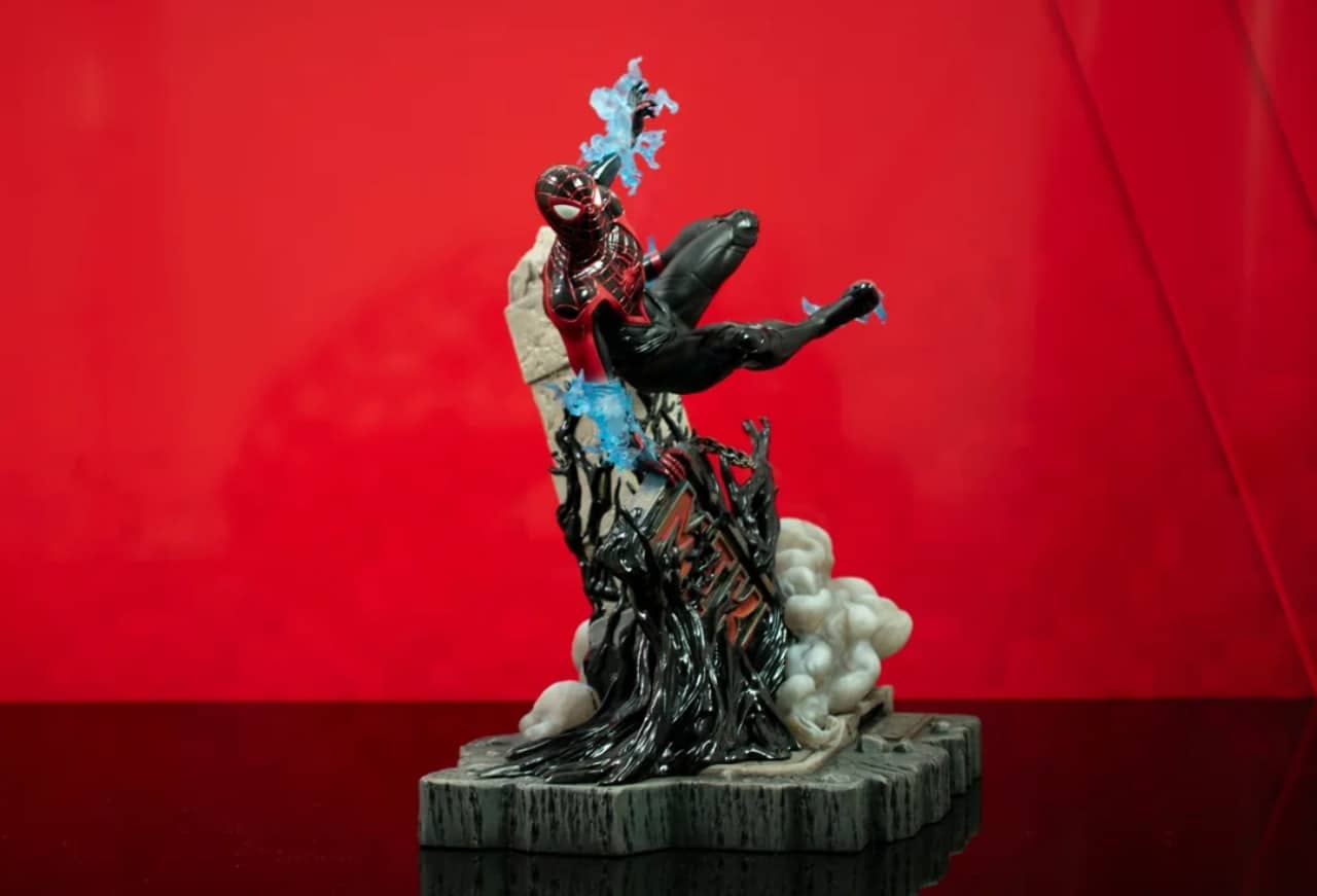25 cm de Miles Morales: estátua incrível de Spider-Man 2 tem pré-venda anunciada 2 imagem de spider-man 2 mostra um heroi com roupa preta e vermelha saltando por uma pedra e com raios nas mãos