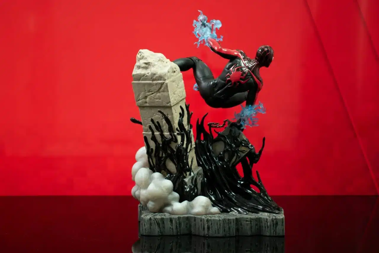 imagem de spider-man 2 mostra um heroi com roupa preta e vermelha saltando por uma pedra e com raios nas mãos