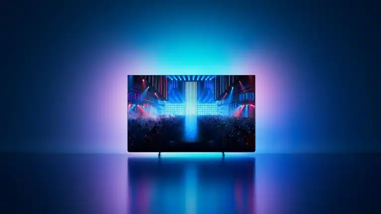 Imagem de divulgação do Titan OS mostra TV num fundo colorido com imagem de um palco iluminado na tela.
