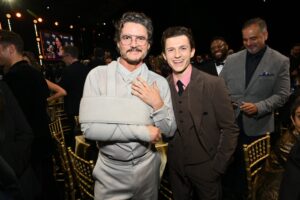 Joel e Drake! Pedro Pascal e Tom Holland posam juntos em prêmio