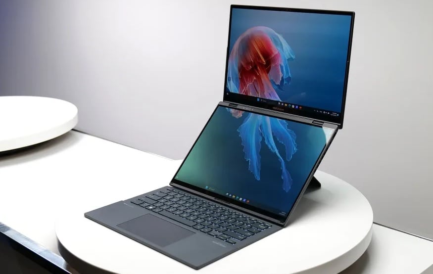 Zenbook Duo com duas telas e teclado portátil na frente.