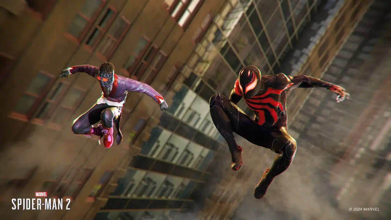 Marvel's Spider-Man 2 - novos trajes de Peter e Miles sendo exibidos enquanto eles balançam na teia com um prédio ao fundo