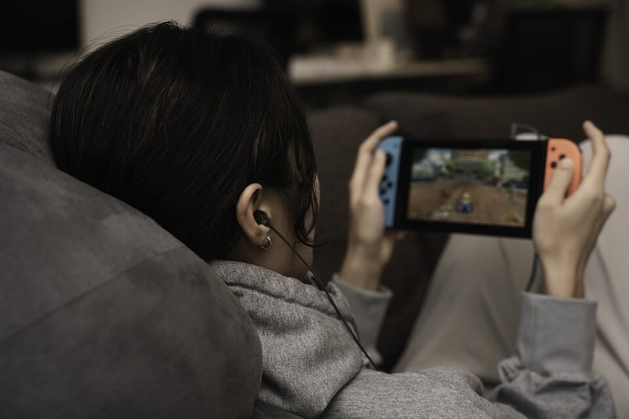 Final anuncia VR500, fones de ouvido intra-auriculares para gamers 1 Foto de uma pessoa usando os novos fones da Final para jogar.