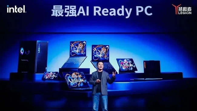 Foto de Liu Jun apresentando notebooks da Lenovo na CES 2024.