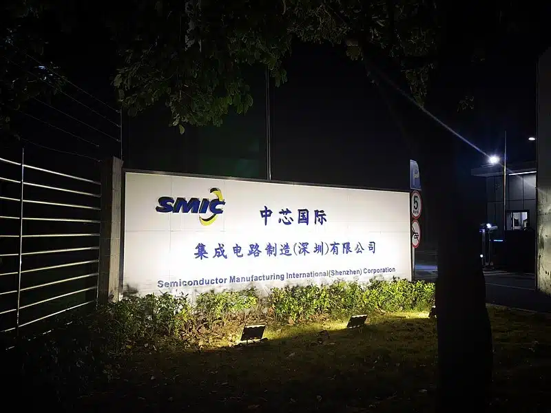 Foto da placa de uma das instalações da SMIC, que vai produzir chips em 5nm na China.