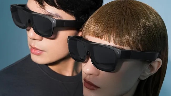 TCL lança nova versão de seus óculos AR com várias melhorias 1 Fotografia de um casal usando os novos óculos AR da TCL.