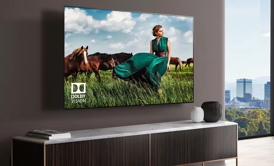 Imagem mostra TV da Hisense na sala, destacando tecnologia Dolby Vision.