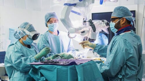 Hospital no Reino Unido usa Apple Vision Pro em cirurgia de coluna