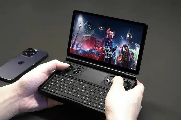 Foto de pessoa usando um GPD Win Mini, jogando Watch Dogs.