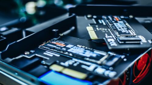 Fabricantes de SSDs querem recuperar lucros aumentando produção e preços dos componentes