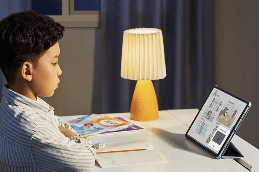 Lenovo lança tablet Xiaoxin Pad Plus Comfort Edition; Confira detalhes e preço 1 estudando usando o tablet Xiaoxin Pad Plus Confort Edition da Lenovo
