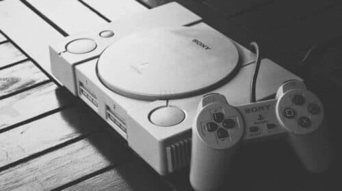Modder transforma controle de PlayStation 1 em console portátil funcional