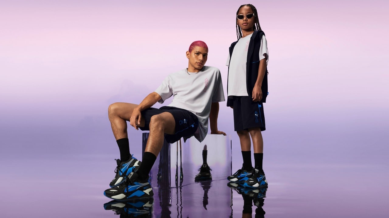 Puma x PlayStation - jovens vestidos com trajes e tenis da colaboração entre Puma e PlayStation