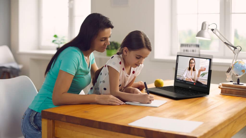 criança e mulher mexendo no chromebook 311