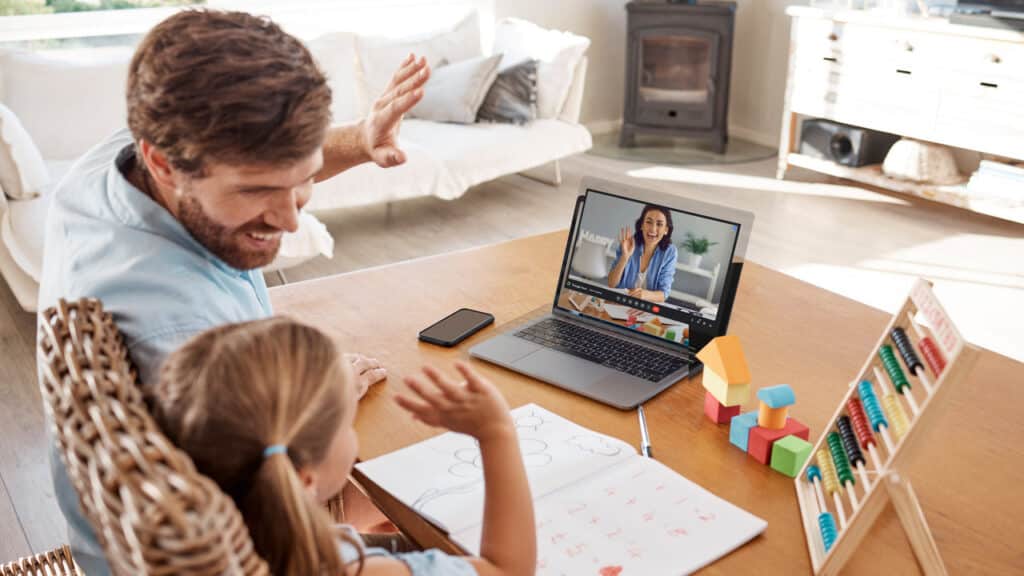 homem e criança usando o chromebook 311