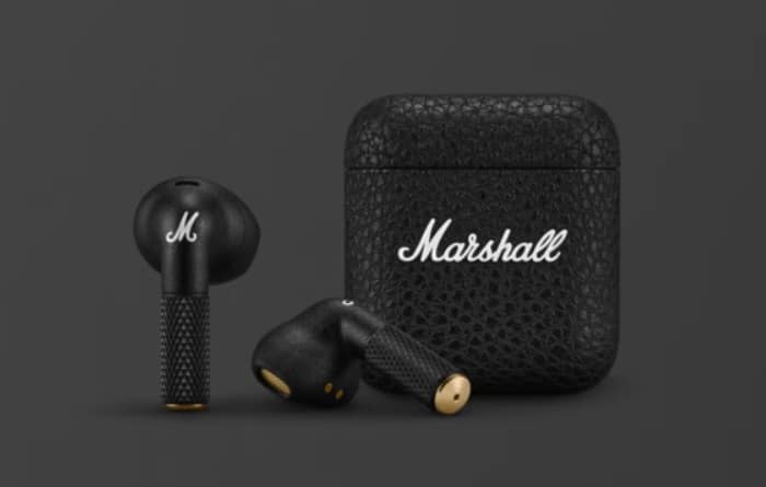 Novo headphone da Marshall oferece 100 horas de autonomia 3 Earbuds Minor IV ao lado de seu case para transporte.