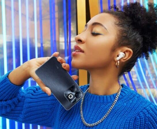 moça segurando infinix smart 8 pro