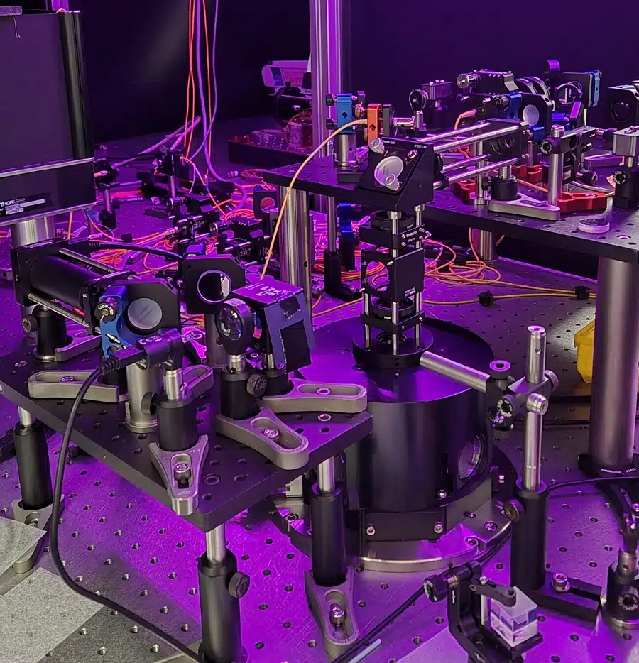 Fotografia do sistema montado para transmitir dados quânticos.