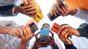 Pesquisa: Brasil é 2º em ranking de países que mais usa telas e redes sociais