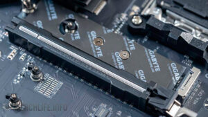 Gigabyte anuncia placa com slot para novas GPUs que aguenta até 58kg
