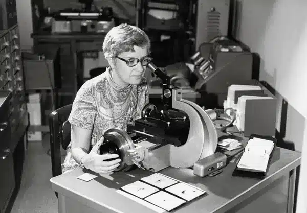 Fotografia em preto e branco de Vera Rubin fazendo pesquisa.