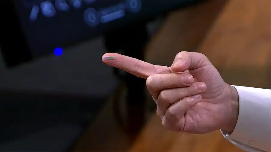 Imagem mostra novo NAND da WD na ponta do dedo de uma pessoa.