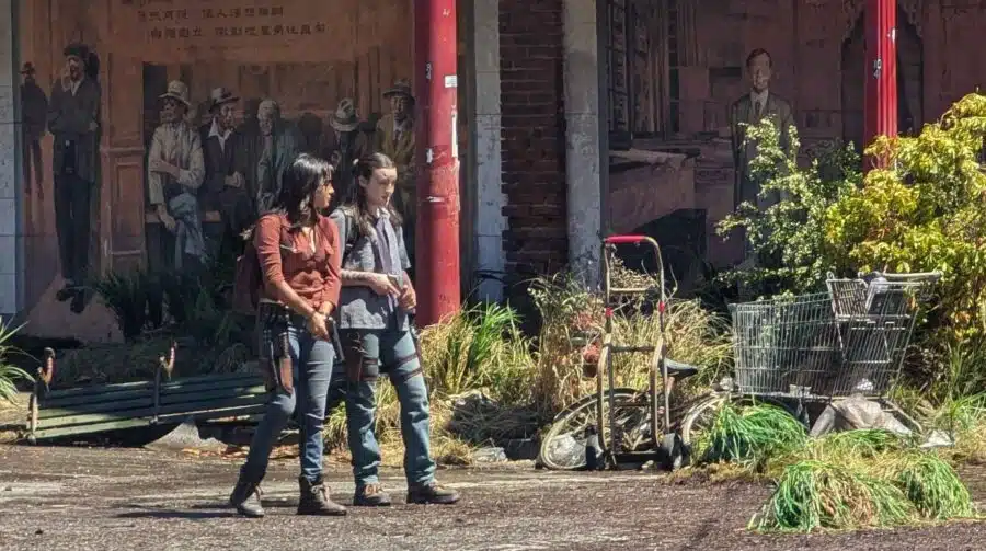 The Last of Us: fotos de bastidores mostram Ellie e Dina na série