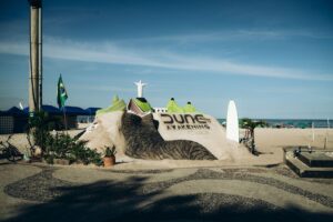 Dune: Awakening vira escultura de areia em Copacabana