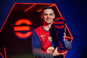 Brasileiro Juninho vence Mundial de eFootball pelo Barcelona