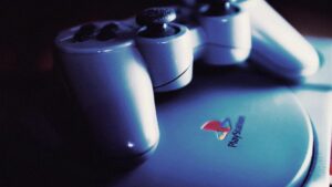 Clássico do PS1 chega de surpresa ao PS5 e PS4