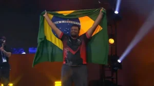 Brasileiro é campeão mundial de The King of Fighters e fica milionário